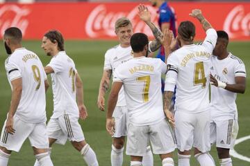 Los jugadores del Madrid celebran el gol que Sergio Ramos materializó ante el Eibar en el regreso de blancos y armeros a la competición.