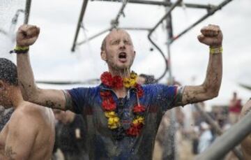 Un participante toma una ducha después de su partido de balonmano en el "Wattoluempiade", o los Juegos Olímpicos de Barro, en la ciudad del norte de Alemania de Brunsbuettel 6 de julio de 2014. Durante el evento, los participantes también se unen en otros juegos, incluyendo los partidos de fútbol y voleibol.