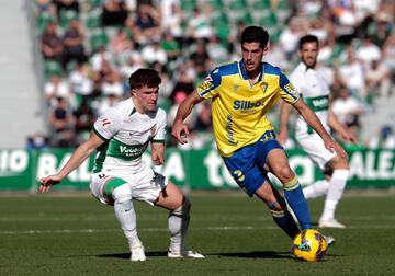 Carlos Fernndez ante Ral Guti.