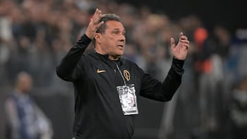 Corinthians' head coach Vanderlei Luxemburgo gestures during the Copa Sudamericana round of 32 knockout play-offs first leg football match between Brazil's Corinthians and Peru's Universitario at the Arena Corinthians in Sao Paulo, Brazil, on July 11, 2023. (Photo by NELSON ALMEIDA / AFP)