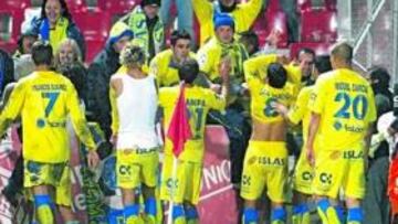 <b>FIESTA AMARILLA. </b>Al finalizar el encuentro, los futbolistas de la Unión Deportiva no dudaron en acercarse a los seguidores isleños.