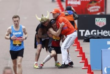 Un corredor se desploma justo antes de llegar a la meta en el Maratón de Londres.