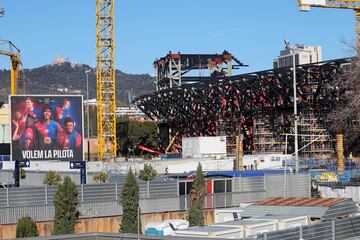 En el Spotify Camp Nou ya se pueden ver las obras de construccin de la tercera grada, que debe estar terminada a finales de mayo; de lo contrario, se producirn ms retrasos en la finalizacin de las obras.