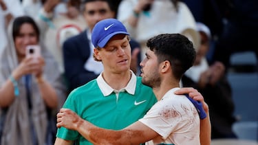 Jannik Sinner y Carlos Alcaraz se saludan después de la final de Roland Garros 2025.