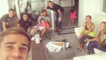 Varios compañeros le visitaron en su casa antes de la operación.