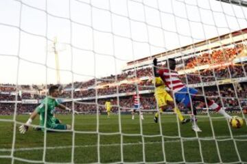 Jhon Cordoba marca el 0-1