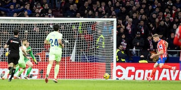 2-0. Conor Gallagher se adentra en el rea del Barcelona y con un pase atrs, encuentra a Alexander S?rloth que dispara con la pierna izquierda para batir a Wojciech Szczesny.