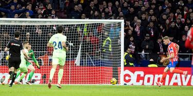 2-0. Conor Gallagher se adentra en el área del Barcelona y con un pase atrás, encuentra a Alexander Sörloth que dispara con la pierna izquierda para batir a Wojciech Szczesny.