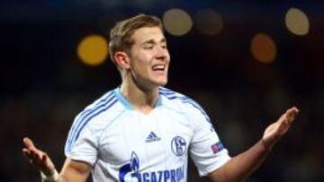 Lewis Holtby protesta una jugada en el partido ante el Montpellier. 