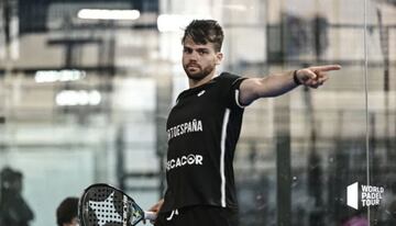 Javi Garrido durante un partido World Padel Tour.