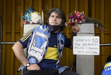 Los seguidores argentinos lloran el fallecimiento de Maradona en Buenos Aires.