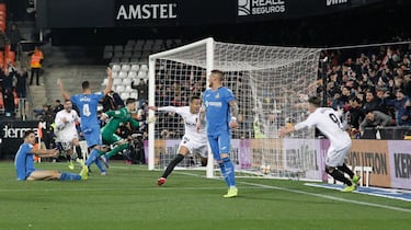 Rodrigo dice adiós al Valencia dejando momentos para la historia