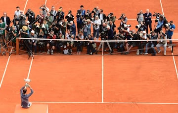 Los récords de Rafa Nadal en tierra batida, donde es el mejor tenista de todos los tiempos, son prácticamente incalculables. Pero sus títulos sobre esta superficie resumen el alcance de su leyenda. El balear ha alzado un total de 59 títulos en tierra, récord histórico, un palmarés al que sólo se acerca tímidamente el argentino Guillermo Vilas con 49.