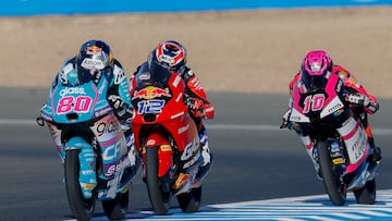 JEREZ DE LA FRONTERA (C?DIZ), 26/04/2024.- Los pilotos de Moto3, el colombiano David Alonso (CFMOTO Aspar Team), seguido por el australiano Jacob Roulstone (Red Bull GASGAS Tech3) y del italiano Nicola Carraro (MTA Team) durante el primer d¨ªa de entrenamientos libres de Moto3 del Gran Premio de Espa?a de Motociclismo que se disputar¨¢ el pr¨®ximo domingo 28 de abril en el Circuito de Jerez-?ngel Nieto. EFE/Rom¨¢n R¨ªos