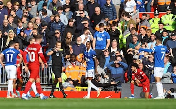 Momento en el que Ashley Young ve la tarjeta roja.