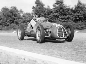 Tras las expectativas que habían suscitado sus notables actuaciones en Europa, Enzo Ferrari cedió uno de sus automóviles a Ascari para que participe en las 500 Millas de Indianápolis de 1952, Ascari fue el único europeo que tomó parte del evento ese día, pero su participación se terminó tras 40 vueltas de carrera 