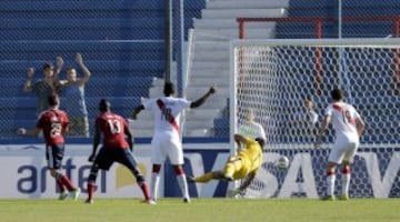 Finaliza el partido. Colombia consigue su primera victoria en el hexagonal. Colombia 3-1 Perú http://bit.ly/1Duhzue  . REUTERS/Jorge Adorno (URUGUAY - Tags: SPORT SOCCER)