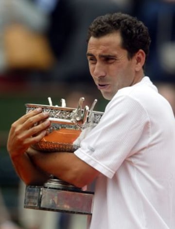 Albert Costa ganó su único Roland Garros el 9 de junio de 2002 contra Juan Carlos Ferrero.