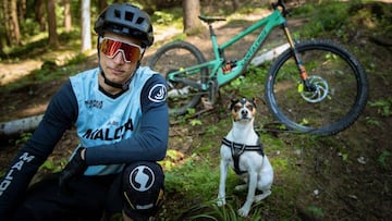 Jasper Jauch, su perro Oreo y su bici de MTB.