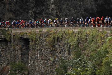 El pelotón de ciclistas durante la subida del Col du Tourmalet en la decimocuarta etapa.