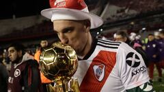 Argentina&#039;s River Plate goalkeeper Franco Armani kisses the trophy during the celebration after winning the 2019 Recopa Sudamericana football final match against Brazil&#039;s Athletico Paranaense at the Monumental stadium, in Buenos Aires on May 30, 2019. - River won 3-0. (Photo by ALEJANDRO PAGNI / AFP)