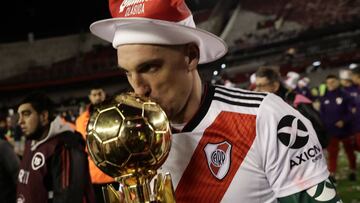 Argentina's River Plate goalkeeper Franco Armani kisses the trophy during the celebration after winning the 2019 Recopa Sudamericana football final match against Brazil's Athletico Paranaense at the Monumental stadium, in Buenos Aires on May 30, 2019. - River won 3-0. (Photo by ALEJANDRO PAGNI / AFP)