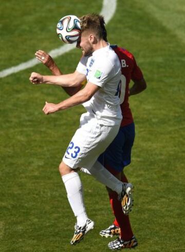 Luke Shaw y Bryan Ruiz