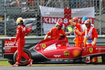Fernando Alonso abandona la carrera por avería. 