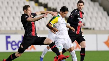 Facundo García, en el centro, con el AEK Larnaca, en un partido de la Europa League ante el Bayer Leverkusen.