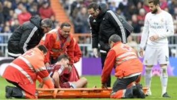 Sergio Canales es retirado del campo tras su lesi&oacute;n.