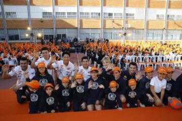 Los pilotos del equipo Repsol Honda de MotoGP, Marc Márquez y Dani Pedrosa, y los de trial, Toni Bou, Takahisa Fujinami y Jaime Busto, hicieron hoy las delicias de los alumnos del colegio sevillano St. Marys School.