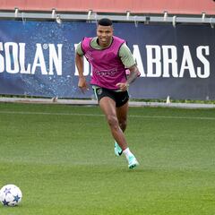 Reinildo se incorpora al grupo; Galán, ante su oportunidad