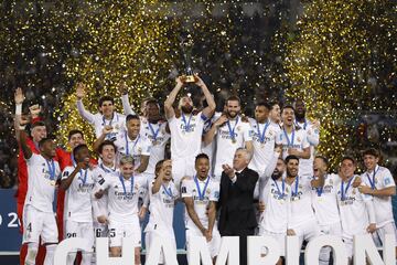 El capitán del Real Madrid eleva el trofeo del Mundial de Clubes como campeones por 8ª vez.