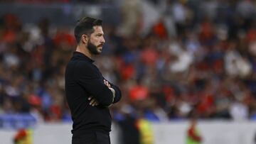 Benjamín Mora observa a sus jugadores durante un partido de la Liga MX.