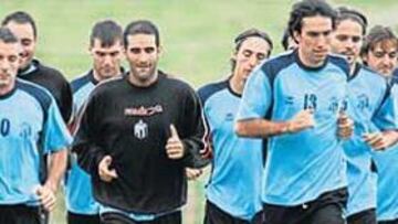 <b>A TOPE. </b>Kelemen, Lampón, Ciani, Ruano y David Dorta encabezan el grupo en la sesión de trabajo desarrollada ayer en Mareo.