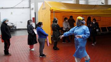 ACOMPA&Ntilde;A CR&Oacute;NICA: LATINOAM&Eacute;RICA EMBARAZOS - AME5277. LIMA (PER&Uacute;), 31/07/2020.- Un grupo de mujeres embarazadas espera para hacerse la prueba para COVID-19 el 27 de julio de 2020, en Instituto Nacional Materno Perinatal de Lima (Per&uacute;). Traer una vida en medio de una pandemia que deja miles de muertos a su paso, que mantiene hospitales colapsados y que obliga a las embarazadas a casi una absoluta soledad es el escenario que acompa&ntilde;a la gestaci&oacute;n de miles de mujeres en Am&eacute;rica Latina, la regi&oacute;n que se ha convertido en las &uacute;ltimas semanas en el foco mundial de la COVID-19. EFE/ Paolo Aguilar