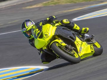 Álex Cruz pilotando durante una carrera.