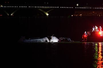 Los equipos de respuesta a emergencias, incluidos los bomberos y servicios mdicos de emergencia de Washington, trabajan con los restos del ro Potomac cerca del aeropuerto Ronald Reagan de Washington.