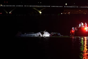 Los equipos de respuesta a emergencias, incluidos los bomberos y servicios médicos de emergencia de Washington, trabajan con los restos del río Potomac cerca del aeropuerto Ronald Reagan de Washington.