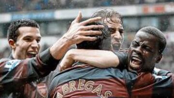 <b>EN EL ÚLTIMO MINUTO. </b>Los compañeros de Cesc Fábregas le abrazan tras el remate que dio origen al gol que cerró la remontada.