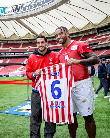 Koke Resurrección, jugador del Atleti, posa Tua Tagovailoa, quarterback de los Miami Dolphins.