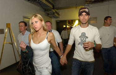 La bella tenista rusa, Anna Kournikova, desde 2001 es pareja del cantante español Enrique Iglesias. Se dice que su romance inició después de que la deportista apareció en el video ‘Escape’ del talentoso madrileño y desde entonces son una de las parejas más famosas del planeta.