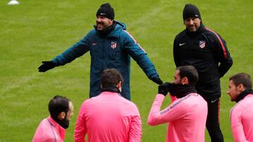 Simeone y Pablo Vercellone, hoy en el entrenamiento del Atl&eacute;tico en Mosc&uacute;, donde los rojiblancos nunca perdieron. 