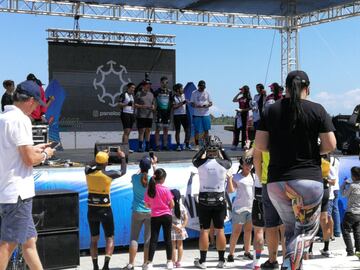 El calor de Barranquilla, el río Magdalena, el mar Caribe y 1500 aficionados rodaron junto a Peter Sagan en el gran fondo que pone fin a su visita a Colombia.