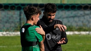 El entrenador del Racing, Romo, hablando con Yeray.