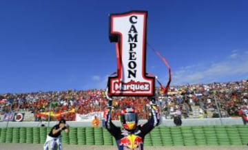 Corrió con la Derbi RSA 125. Ganó su primer mundial en 125cc el 7 de noviembre en el Gran Premio de Valencia. En la imagen, Márquez celebra el título ante las gradas del circuito de Cheste. 
