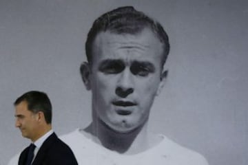 El Rey Felipe VI tras firmar en el libro de honor en la capilla ardiente del futbolista Alfredo Di Stéfano.