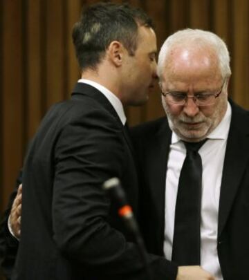 Oscar Pistorius fue condenado a cinco años de cárcel por el asesinato de su novia.