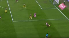 Se burlan de Pablo Solari en Argentina: recuperó un balón, pero terminó la jugada de la peor forma