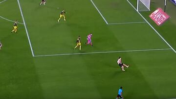 Se burlan de Pablo Solari en Argentina: recuperó un balón, pero terminó la jugada de la peor forma